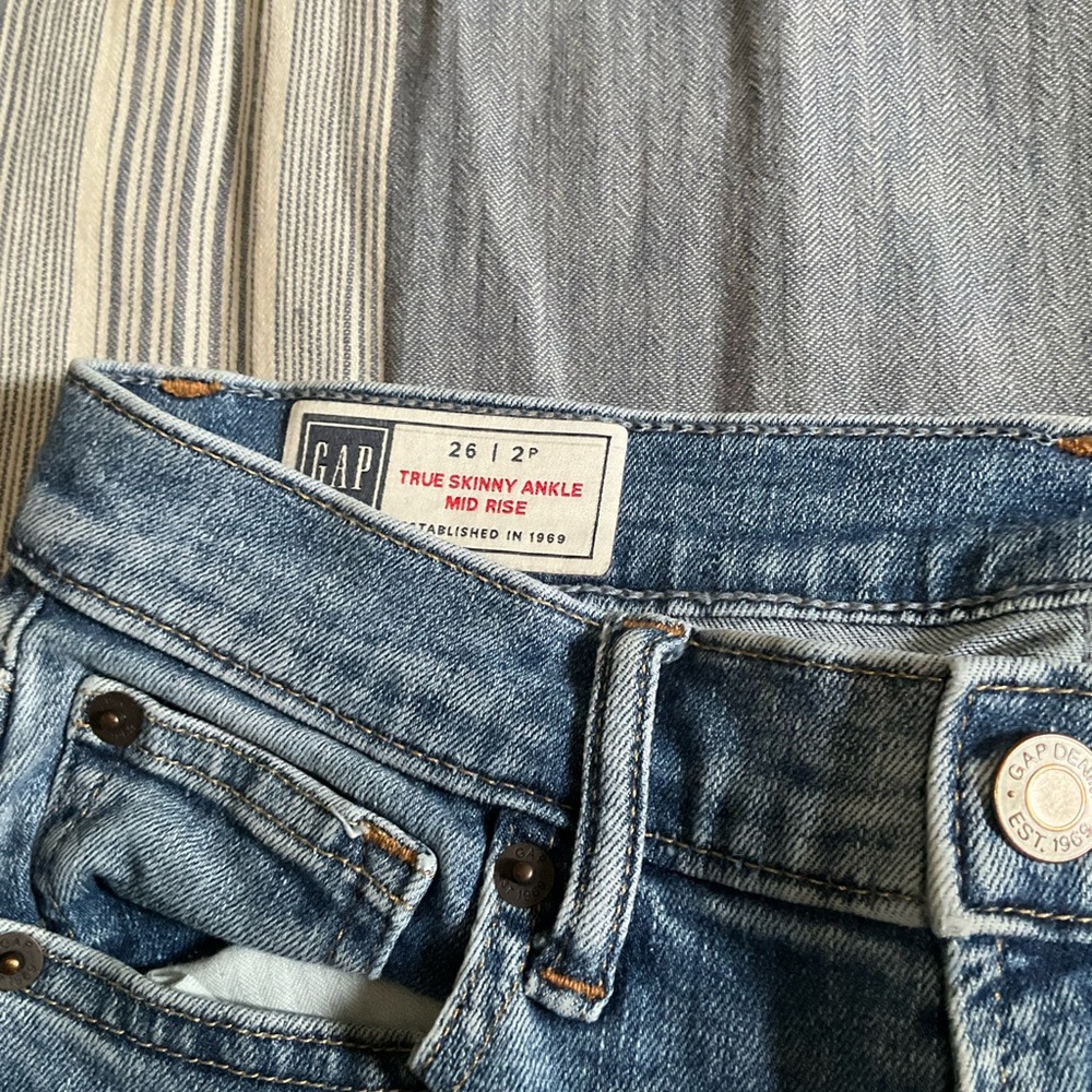 Gap, True Skinny Mid Rise Crop, Size 2